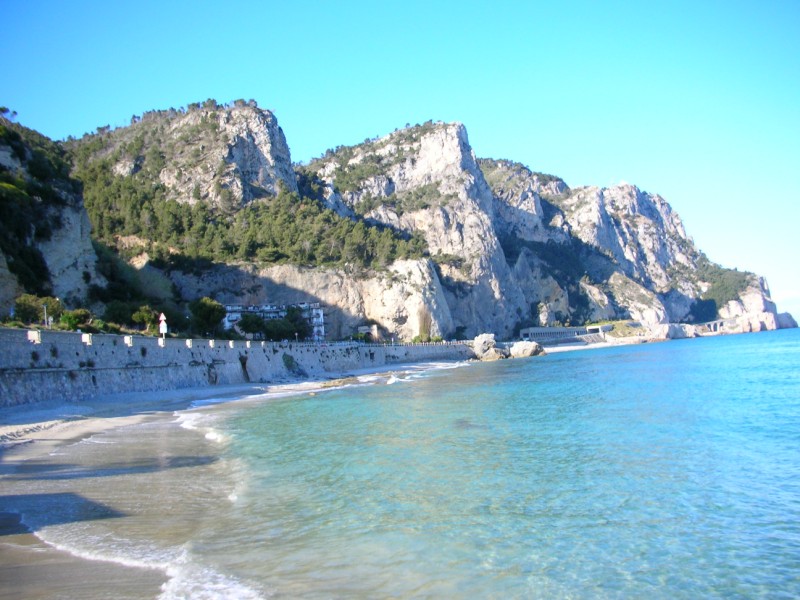 La costa rocciosa in provincia di Savona